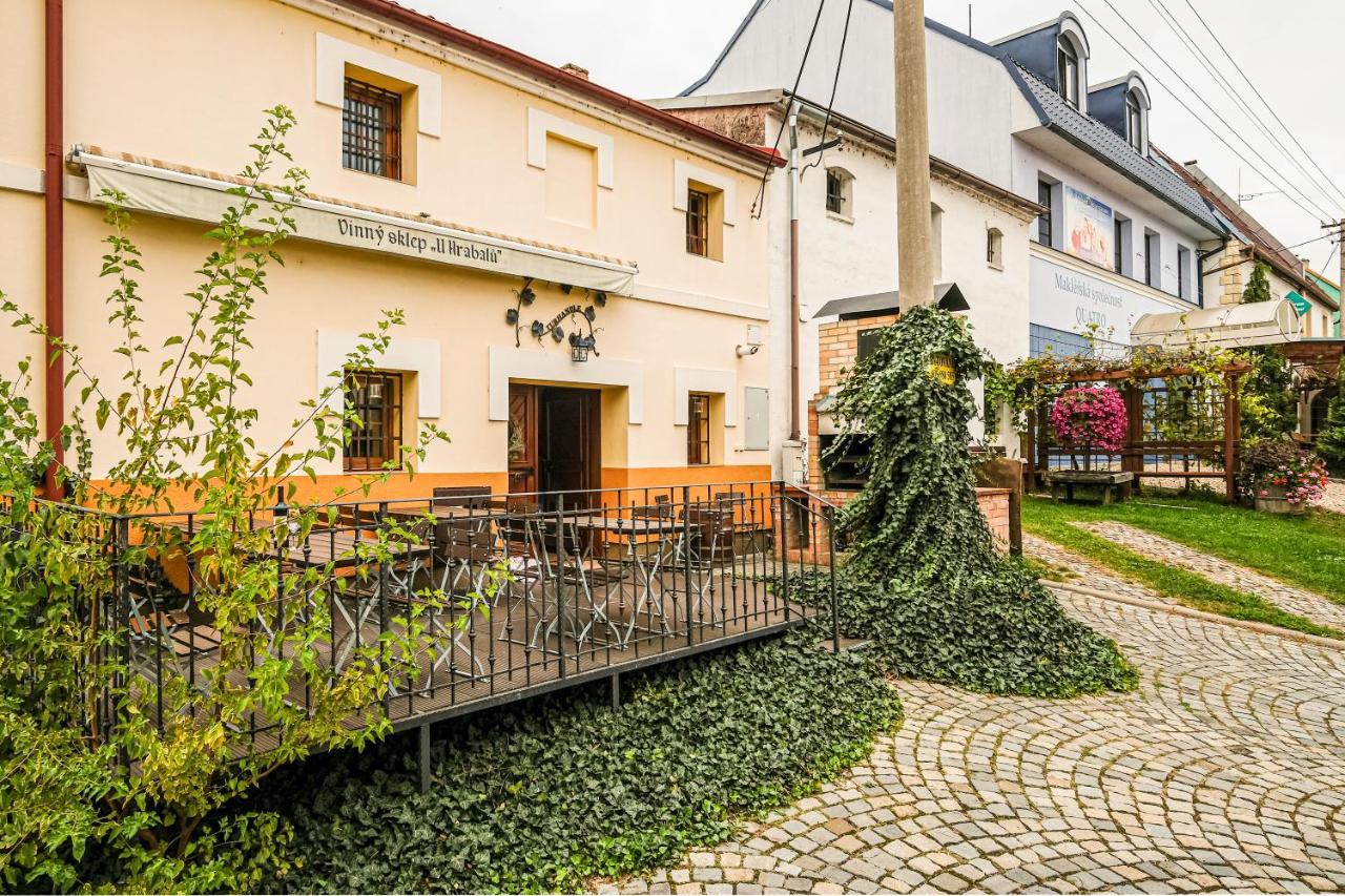 Sklep U Hrabalu Aparthotel Hustopece Ngoại thất bức ảnh